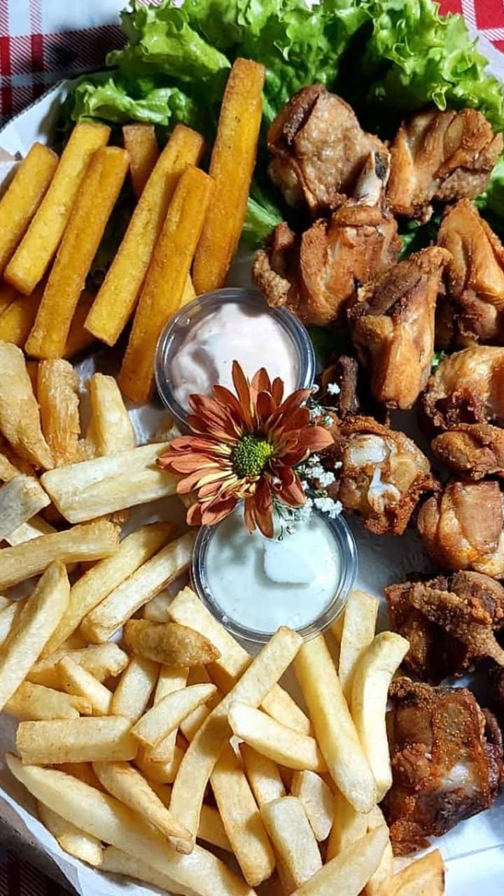 Frango crocante com fritas e molhos